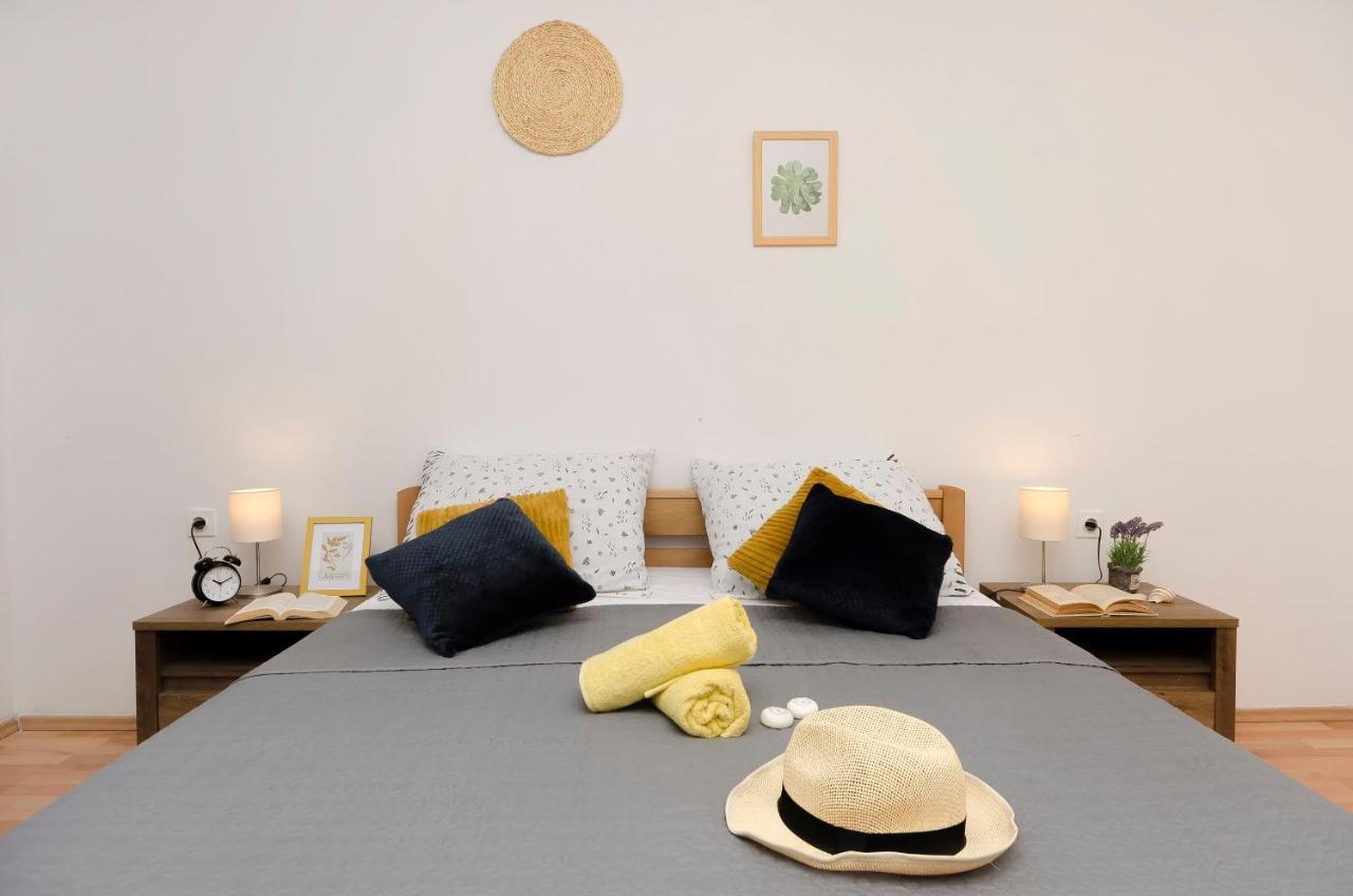 Apartments Ivana ムルテル エクステリア 写真