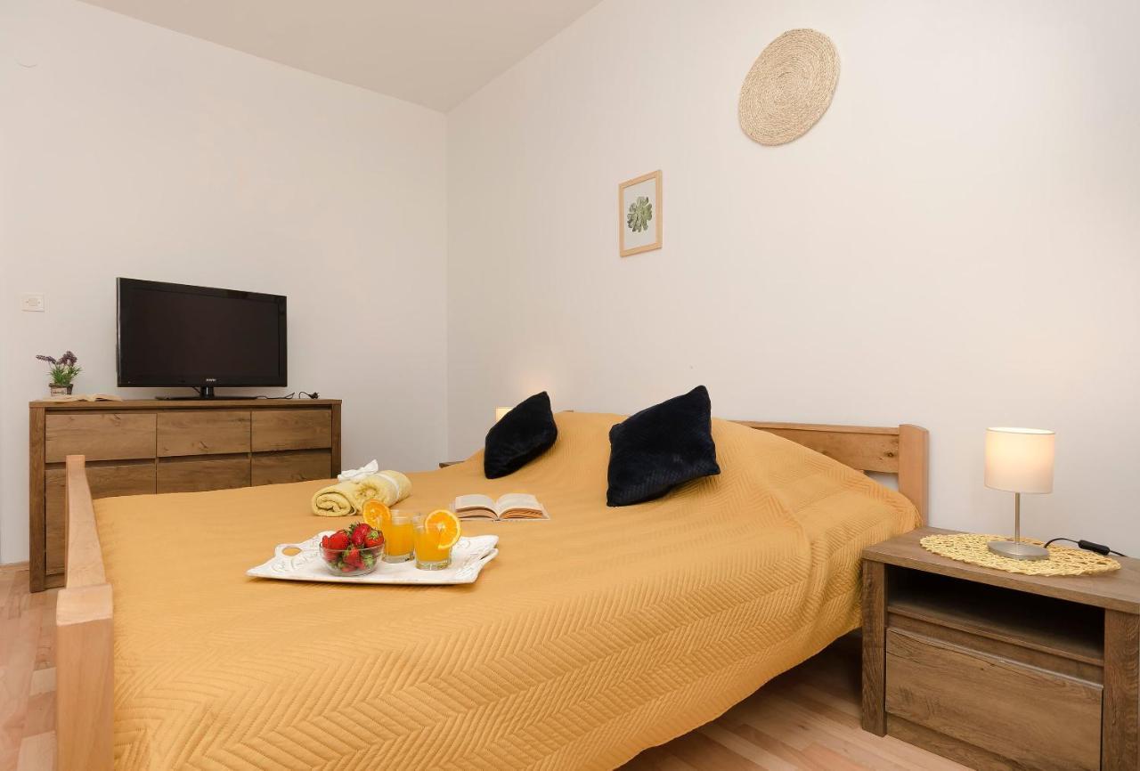 Apartments Ivana ムルテル エクステリア 写真