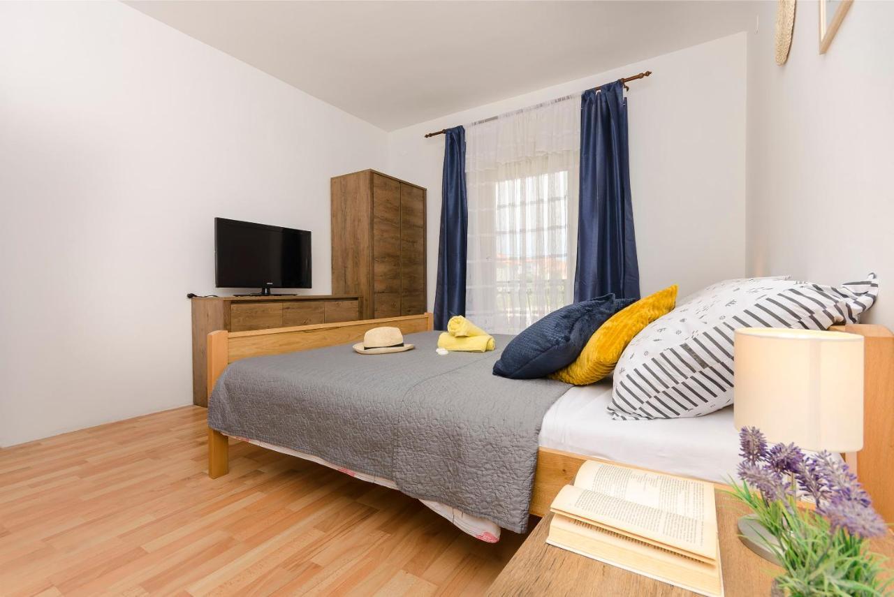 Apartments Ivana ムルテル エクステリア 写真